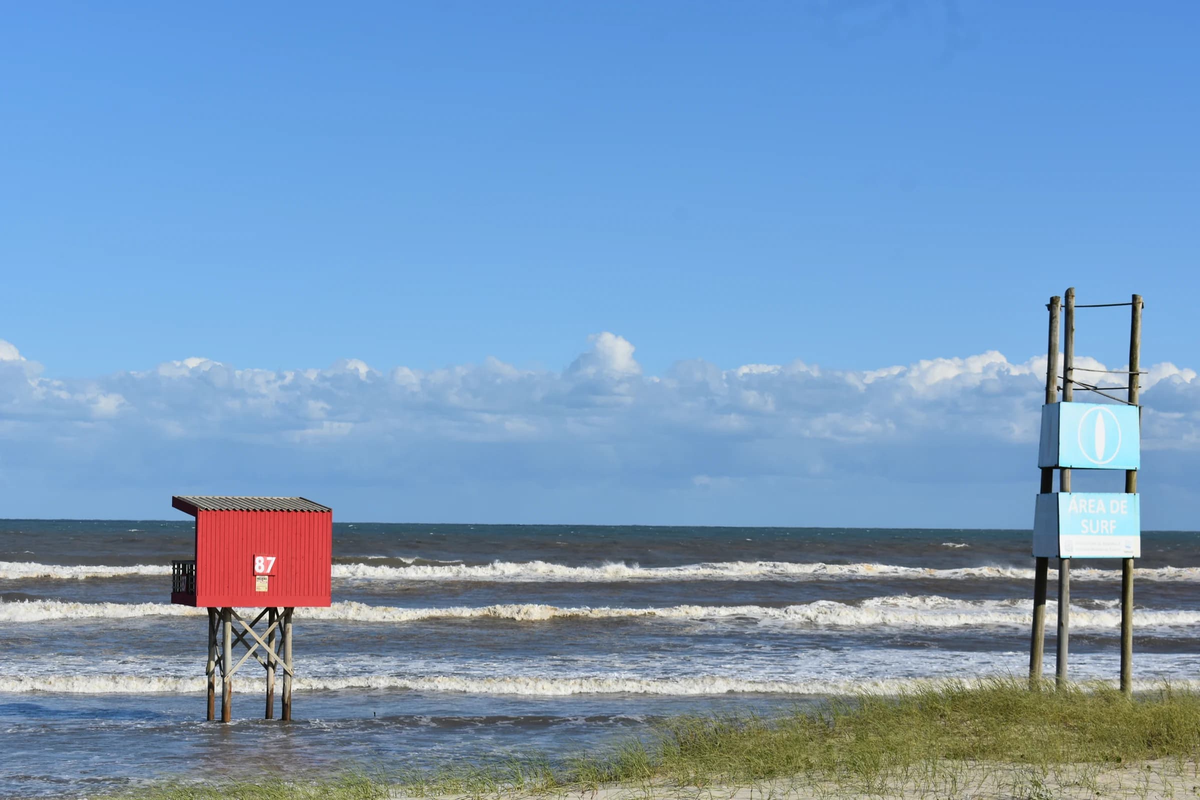 Posto de guarda-vidas diante do mar no litoral gaúcho
